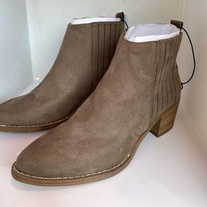 Universal Thread Size 7 Brown New with flaws